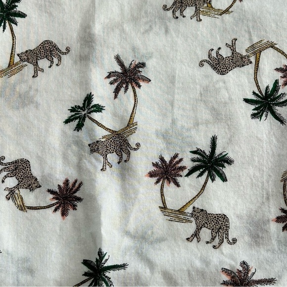 H&M Palm Tree Cheetah Novelty Print Button down Shirt Women Size 8 - Picture 2 of 6